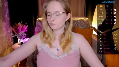 Snapshot of sheslinki chatting on February 26, 7:51 am Hello guys my name is Aemilia online show from February 26, 7:51 am