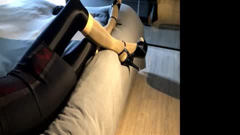 Snapshot of shiny_layered_doll chatting on March 1, 2:30 pm Pantyhose-Doll online show from March 1, 2:30 pm