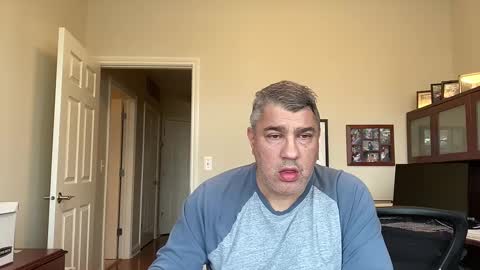 Snapshot of showmet chatting on December 2, 8:22 pm Chicago Guy online show from December 2, 8:22 pm