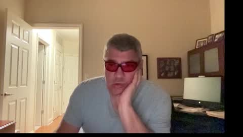 Snapshot of showmet chatting on October 29, 3:53 am Chicago Guy online show from October 29, 3:53 am