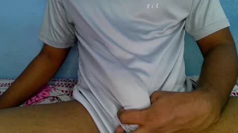 Snapshot of shy_eyes_ chatting on December 17, 8:34 am shyeyes online show from December 17, 8:34 am