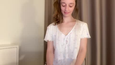 shy_schoolgirl_ online show from May 7, 6:13 pm
