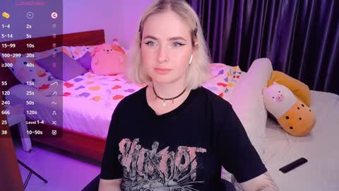 Snapshot of shyfoxxxy chatting on December 4, 3:32 pm Effie online show from December 4, 3:32 pm