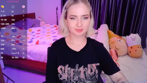 Snapshot of shyfoxxxy chatting on December 10, 5:55 pm Effie online show from December 10, 5:55 pm