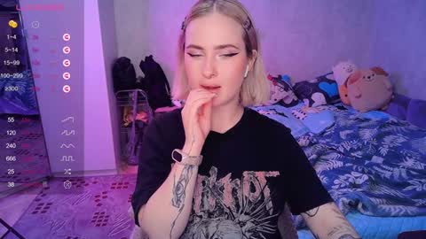 Snapshot of shyfoxxxy chatting on February 3, 8:57 pm Effie online show from February 3, 8:57 pm