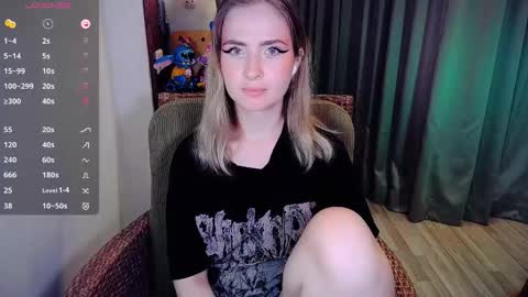 Snapshot of shyfoxxxy chatting on October 19, 7:42 am Effie online show from October 19, 7:42 am