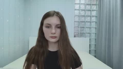 Snapshot of shyly_lisa chatting on June 13, 1:36 am shyly_lisa online show from June 13, 1:36 am
