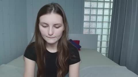 Snapshot of shyly_lisa chatting on June 29, 8:20 am shyly_lisa online show from June 29, 8:20 am