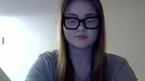 Snapshot of shynesssi chatting on February 8, 5:18 am shynesssi online show from February 8, 5:18 am