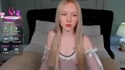 Snapshot of sia_hart chatting on February 1, 5:44 pm Sia online show from February 1, 5:44 pm