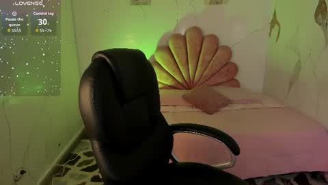 siafoxx_ online show from July 7, 9:30 pm
