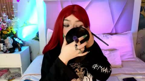 Snapshot of sienna_desiree chatting on March 21, 12:43 pm Sienna Desieree online show from March 21, 12:43 pm