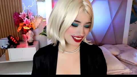 Snapshot of sienna_desiree chatting on April 9, 2:22 pm Sienna Desieree online show from April 9, 2:22 pm