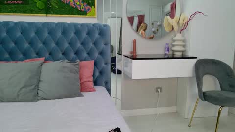 Snapshot of siennapierce chatting on October 22, 4:13 am Sienna online show from October 22, 4:13 am