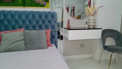 Snapshot of siennapierce chatting on November 10, 5:17 am Sienna online show from November 10, 5:17 am