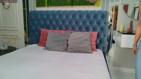 Snapshot of siennapierce chatting on December 15, 5:01 am Sienna online show from December 15, 5:01 am