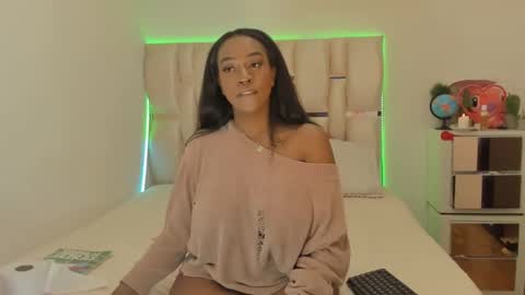 Snapshot of sierra_violet chatting on December 22, 6:17 am sierra_violet online show from December 22, 6:17 am