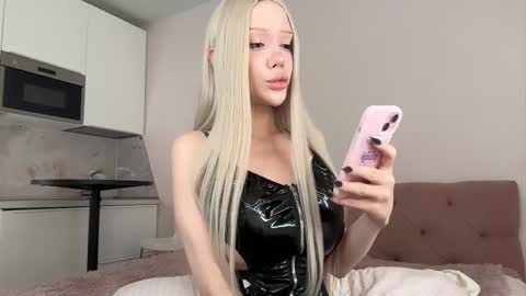 Snapshot of siliconepornstar chatting on October 1, 5:46 am Diana  online show from October 1, 5:46 am