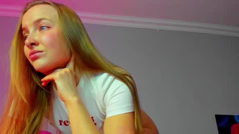 Mila online show from November 17, 8:31 am