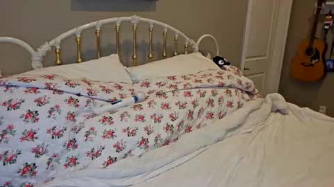 simonesighren online show from April 12, 4:17 am