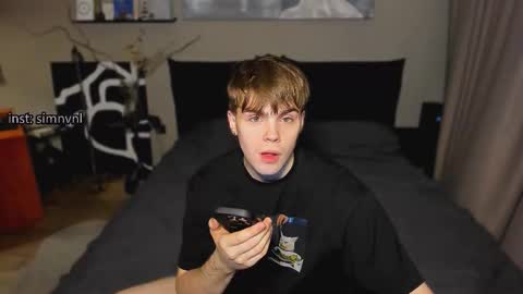 Snapshot of simonwnl chatting on December 3, 3:25 am Simon online show from December 3, 3:25 am