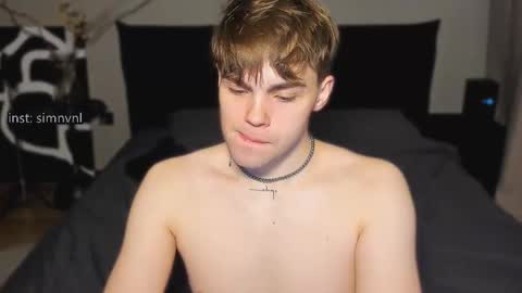 Snapshot of simonwnl chatting on December 3, 8:51 pm Simon online show from December 3, 8:51 pm