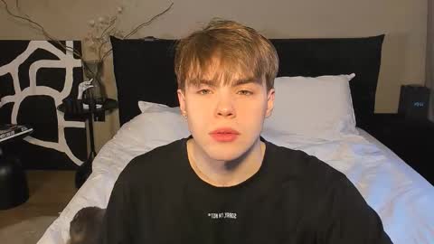 Snapshot of simonwnl chatting on December 17, 9:04 am Simon online show from December 17, 9:04 am