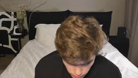 Snapshot of simonwnl chatting on December 18, 6:03 pm Simon online show from December 18, 6:03 pm