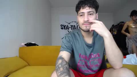 Snapshot of simur_sahso chatting on December 15, 11:36 am Sofi wed. - sat. 11am - 11 pm and Santi with Sofi sun.. - tue. 11 am - 5 pm europe online show from December 15, 11:36 am