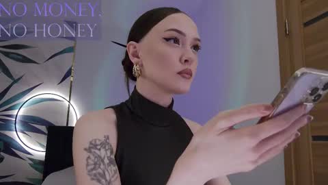 Snapshot of sirenaswhisper chatting on February 18, 8:05 pm Goddess Sirena online show from February 18, 8:05 pm