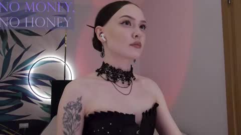 Snapshot of sirenaswhisper chatting on March 1, 1:57 pm Goddess Sirena online show from March 1, 1:57 pm