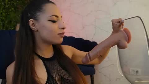 Snapshot of sisi_von_dee chatting on July 15, 8:14 pm Dee online show from July 15, 8:14 pm