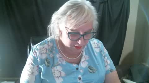 Snapshot of sissydianetx chatting on December 9, 12:34 am Sissy Diane online show from December 9, 12:34 am