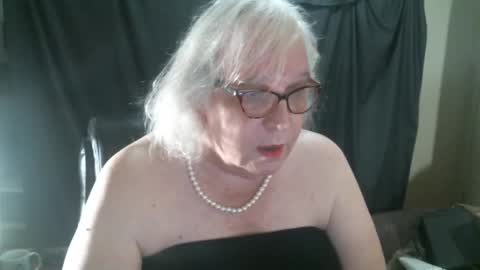 Snapshot of sissydianetx chatting on December 16, 12:37 am Sissy Diane online show from December 16, 12:37 am