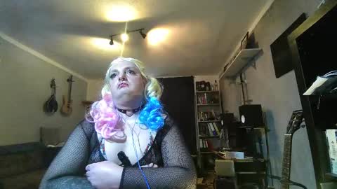 Snapshot of sissylovedoll chatting on December 21, 1:21 pm Tiffany Candy online show from December 21, 1:21 pm