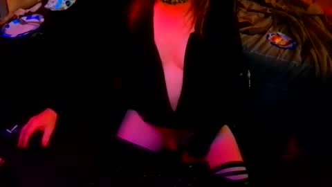 Snapshot of sissyred2314 chatting on September 28, 1:33 am red online show from September 28, 1:33 am