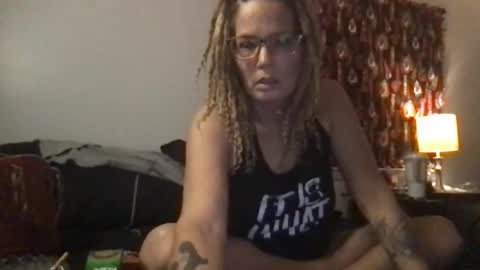 Snapshot of skarfos_babes chatting on December 8, 5:55 pm skarfos_babes online show from December 8, 5:55 pm