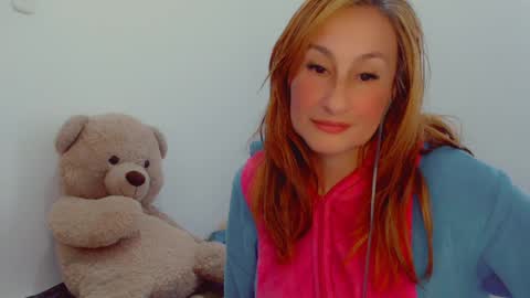 Snapshot of skarlett2072 chatting on December 3, 12:59 pm Arlett online show from December 3, 12:59 pm