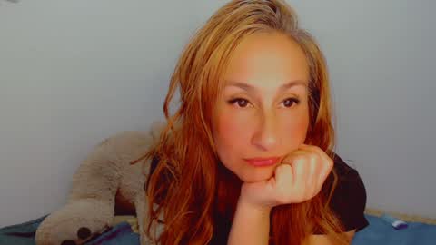 Snapshot of skarlett2072 chatting on December 12, 2:26 am Arlett online show from December 12, 2:26 am