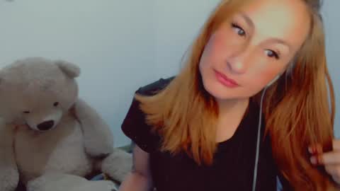 Snapshot of skarlett2072 chatting on December 12, 7:19 am Arlett online show from December 12, 7:19 am