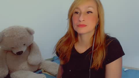 Snapshot of skarlett2072 chatting on December 13, 11:23 am Arlett online show from December 13, 11:23 am