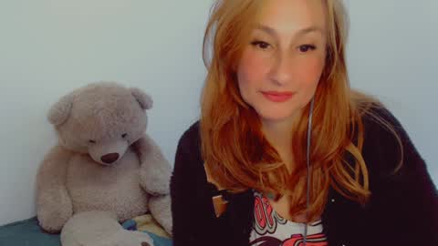 Snapshot of skarlett2072 chatting on December 14, 12:33 pm Arlett online show from December 14, 12:33 pm
