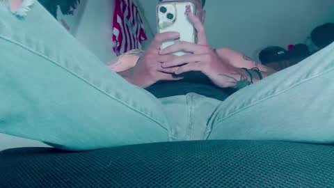 Snapshot of skateboy444 chatting on January 18, 4:16 am king online show from January 18, 4:16 am