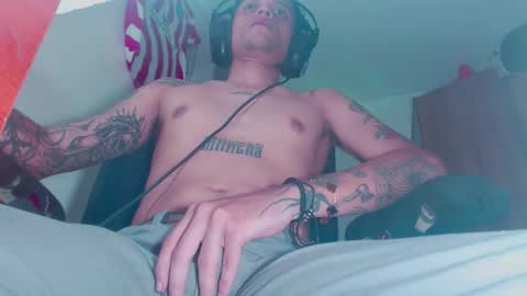 Snapshot of skateboy444 chatting on February 25, 4:11 am king online show from February 25, 4:11 am