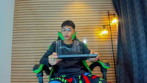 Snapshot of skiiny_boy chatting on April 10, 10:31 am skiiny_boy online show from April 10, 10:31 am