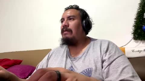 Snapshot of skinhell chatting on January 31, 2:58 am Elias online show from January 31, 2:58 am