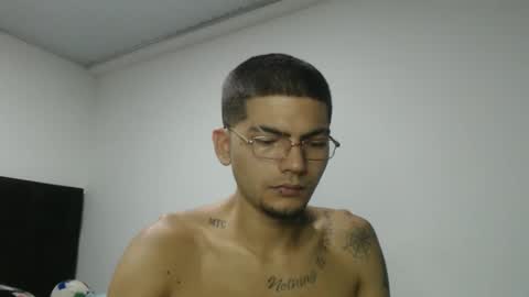Snapshot of skinny_badboy chatting on February 5, 3:11 am E R O S online show from February 5, 3:11 am