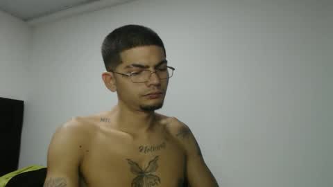 Snapshot of skinny_badboy chatting on February 7, 3:21 am E R O S online show from February 7, 3:21 am