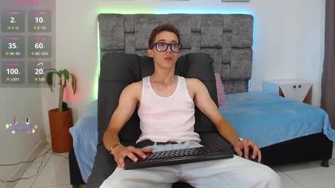 Snapshot of skinny_bigcock20 chatting on February 6, 9:29 pm skinny_bigcock20 online show from February 6, 9:29 pm