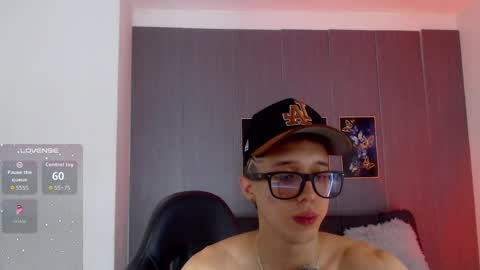 Snapshot of skinny_bigcock20 chatting on June 3, 9:42 pm skinny_bigcock20 online show from June 3, 9:42 pm